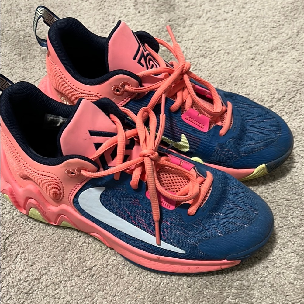 Like new Nike Giannis Antetokounmpo basketball sneakers size 5Y Immortality 2GS